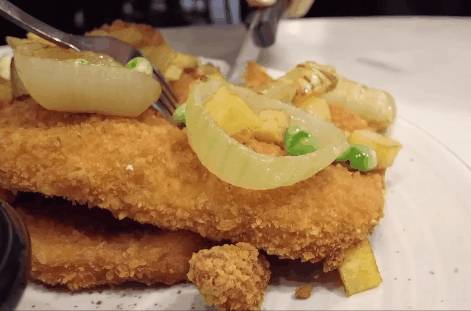 一站吃遍古早海南味:报纸咖喱饭,香酥烤猪排,招牌羊肉煲!人均$15吃到撑