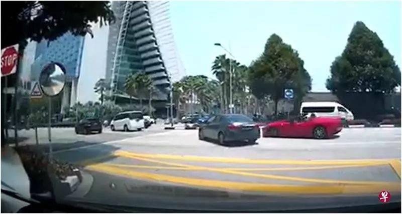 惊险！丰田横跨三车道 法拉利为闪避 几乎撞翻休旅车