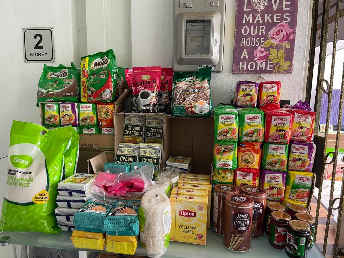 組屋驚現免費“迷你雜貨鋪”🆓 馬來同胞齋戒月期間做善事！門口擺放餅幹、飲料、大米等免費領取👏🏻