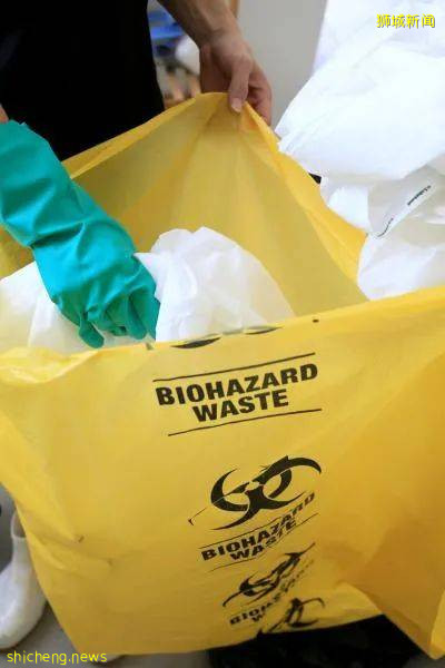 忍惡臭、處理腐爛物清理血水,他們爲往生者最後一次“搬家”