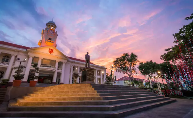 新加坡华侨中学举办国际青年论坛,数百名不同国家学生参与会议