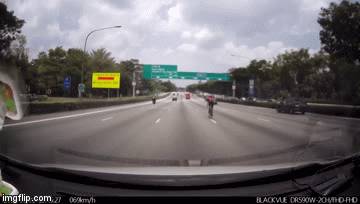不要命了？新加坡自行车骑手竟在高速公路中央浪~与时速71km/h轿车擦身而过