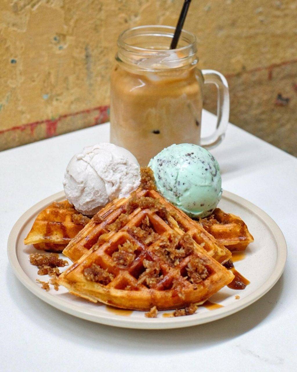 掀開賬篷,來到冰品店🍦小印度Three's A Crowd,綿密冰淇淋+酥脆華夫餅,驅走炎熱天氣💦