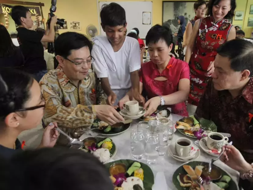 頭頂牛奶、鋼針刺入身體 ... 李總理說這個新加坡節日,今年不一樣