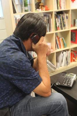 与前妻吵架  火暴男高楼扔杯 险砸父子  当局凭DNA抓人