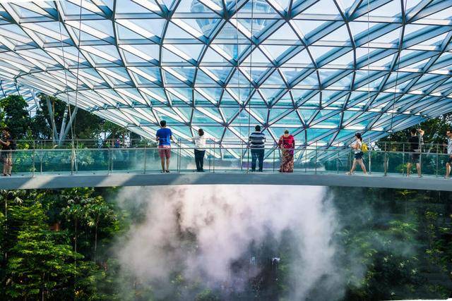 新加坡最美的機場，擁有40米高的室內瀑布，震撼全球