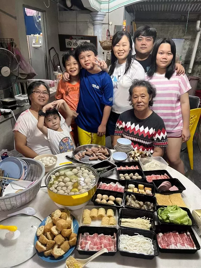 与孩子600多天没见面 少妇越堤返马扮送餐员送惊喜