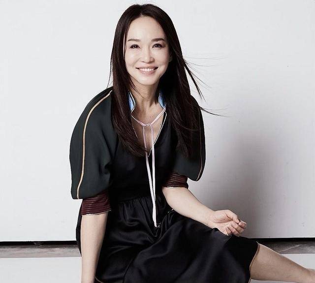 新加坡第一美女范文芳身材惊艳,穿橙色连衣裙配长筒靴,时髦大气