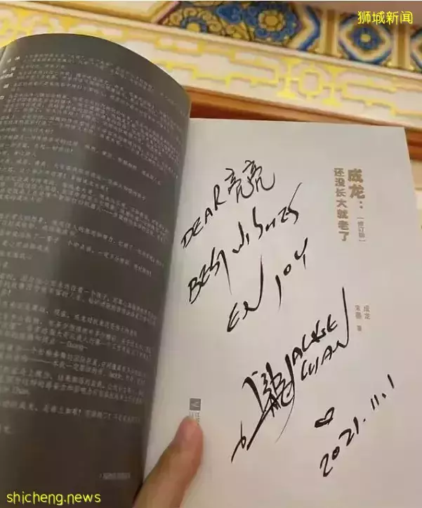 成龙和空姐搂肩照流出,还要电话、地址?女方回应!他两次为新加坡做好事而被骂