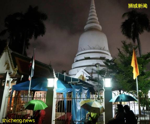 印尼淪陷!日增近4萬例、上千人死亡!警察扮鬼、民衆搶牛奶,新加坡送救援物資