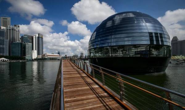 全球首个水上苹果专卖店  员工能说23种语言