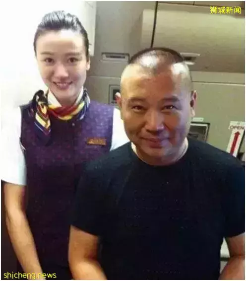 成龙和空姐搂肩照流出,还要电话、地址?女方回应!他两次为新加坡做好事而被骂