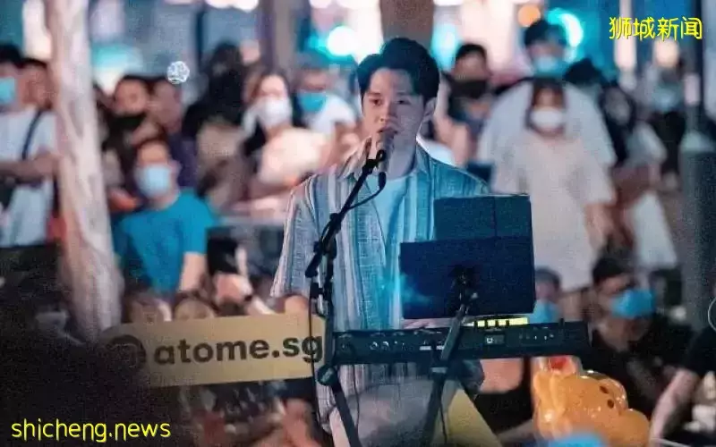 街头演唱吸引2000人追看 黄长俊是何方神圣