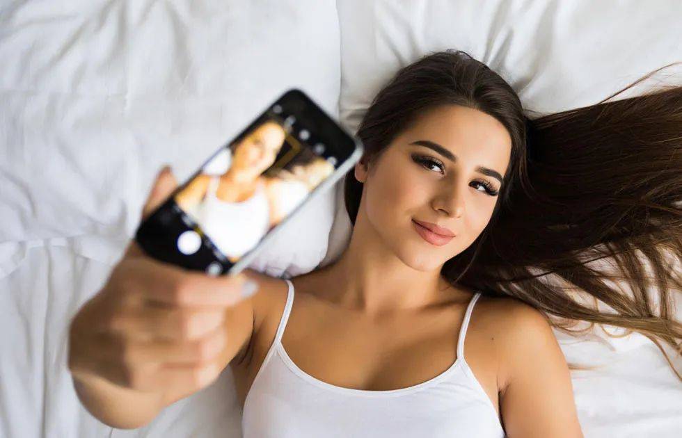 新加坡猥琐男假装“干爹”经纪人，骗了11个女孩拍裸照、发生关系