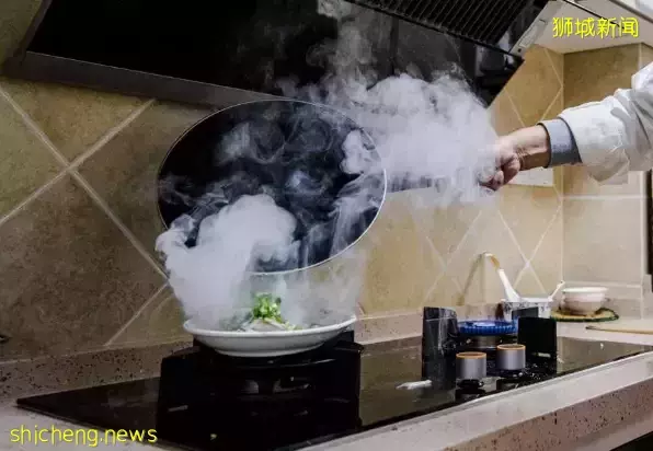 “脏衣服攒到7公斤才能洗,滴水罚钱!新加坡房东还要赶我走?”