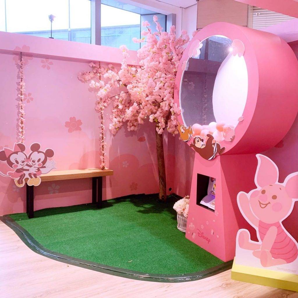 粉色风暴袭入商场💥 Suntec City迪士尼樱花主题快闪展览！独家限量款周边+经典卡通人物立牌😍 