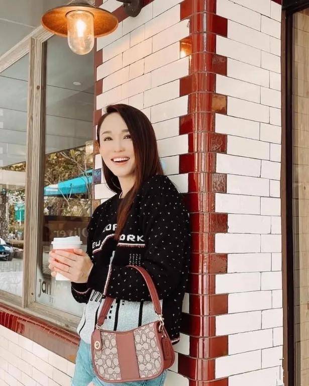 新加坡“第一女神”范文芳 新式穿搭美观大方 身材保持得真好 