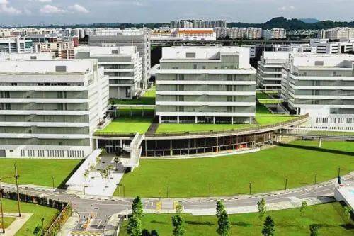 新加坡總統哈莉瑪走訪理工學院，呼籲關注學生心理健康