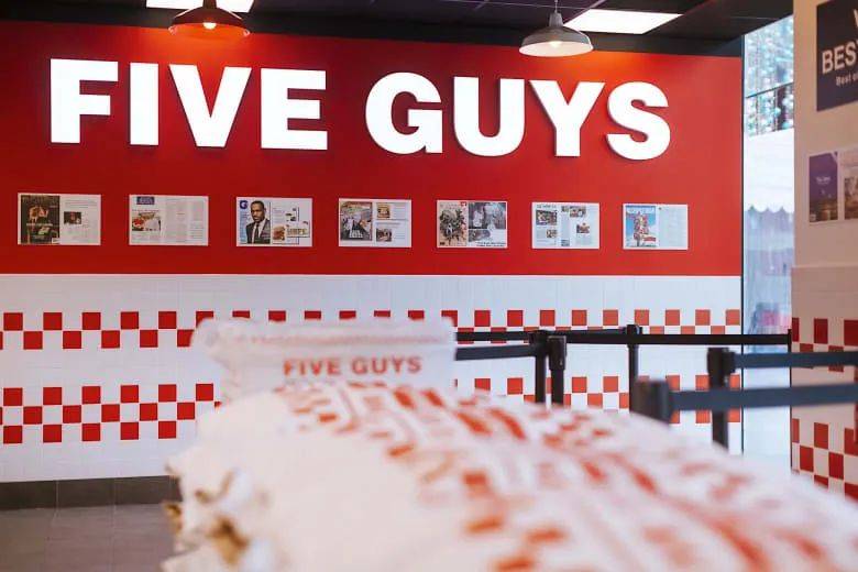 人氣漢堡品牌Five Guys,新加坡第二家分店即將開業啦
