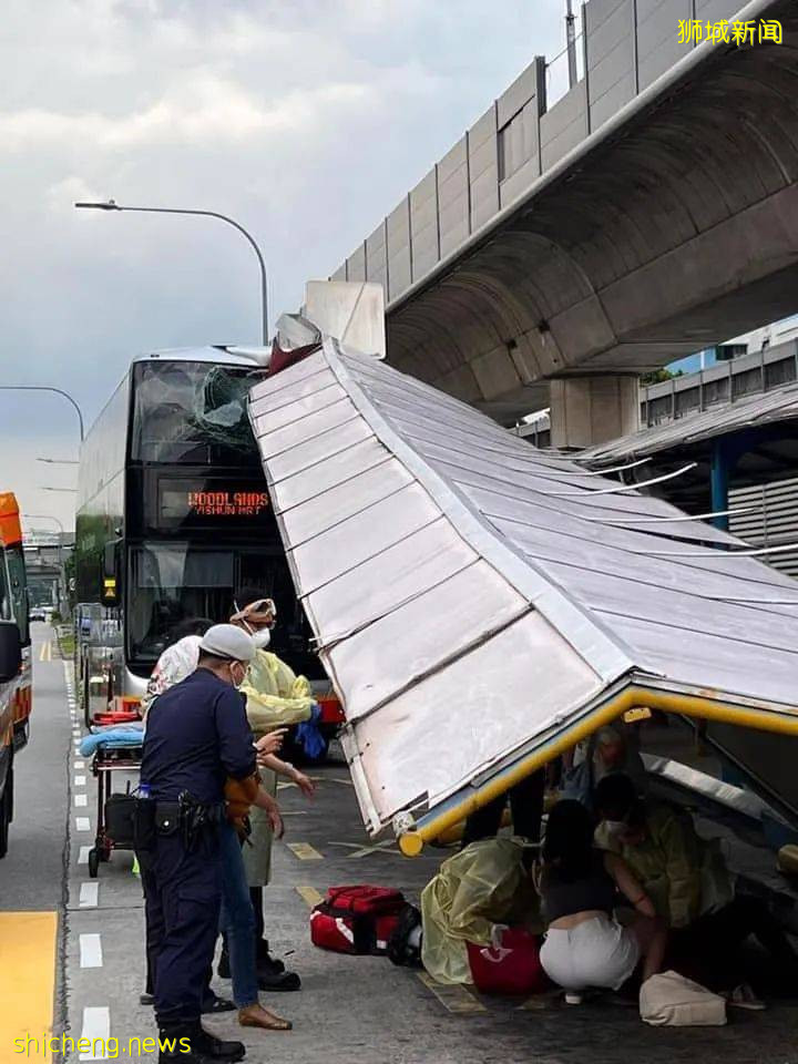 實拍新加坡巴士撞進德士站!頂棚倒塌、多人受傷,部長到場