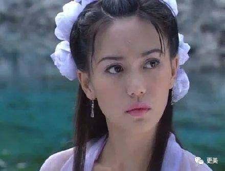 新加坡童年女神隐婚10年，41岁嫁富豪老公，50岁美成了天仙