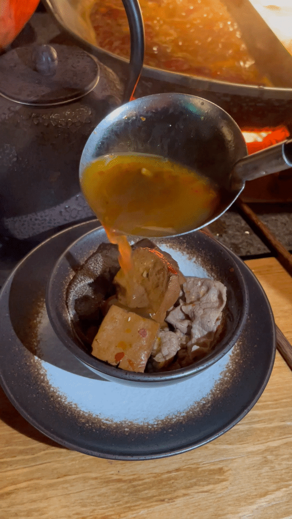 排队5小时!网红凑凑火锅来新加坡了!锅底无限续、奶茶免费喝!菜品大曝光