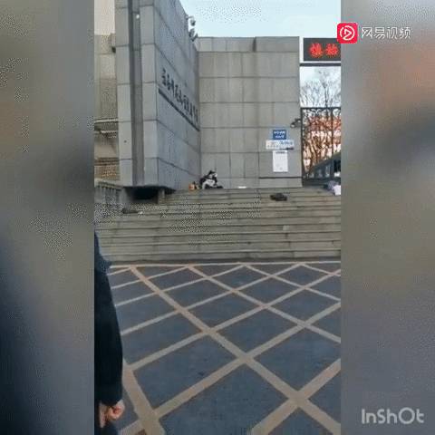 警察下跪震驚全網,實拍昆明人質劫持案有多驚心動魄!新加坡的警察也曾這樣做