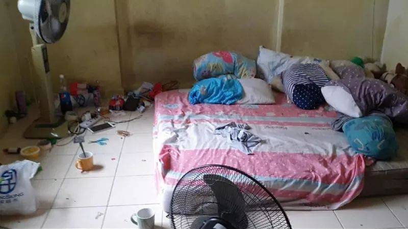 一家三口挤一床 一张桌椅都没有 好心义工伸援手