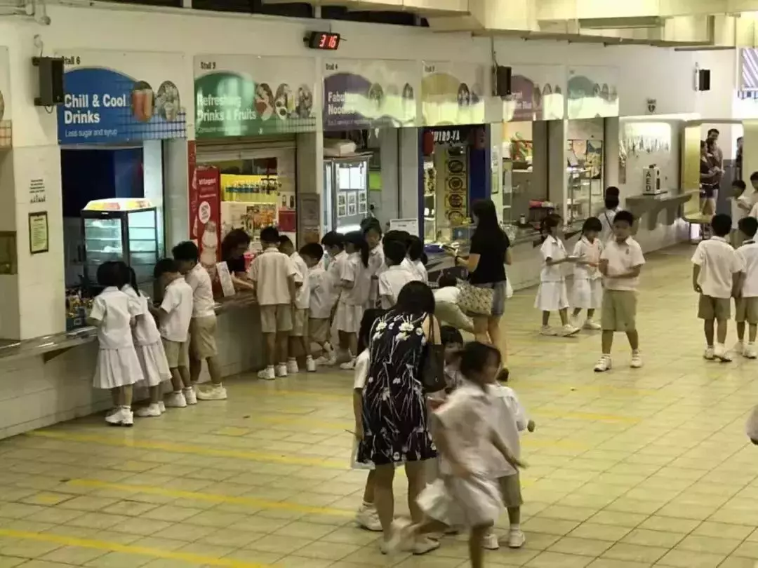 刷屏！新加坡一年一度開學大戲上演！好多家長和孩子淩晨4點就醒了