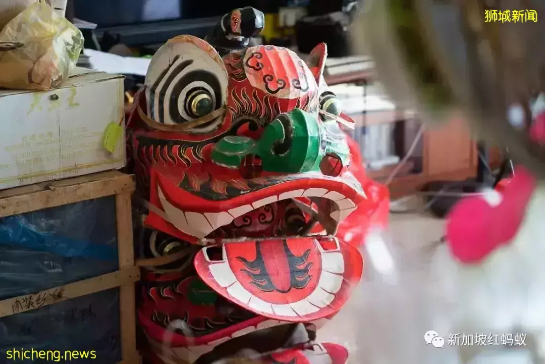 新加坡五顔六色的舞獅　多出自這位全職獅頭紮作師傅之手