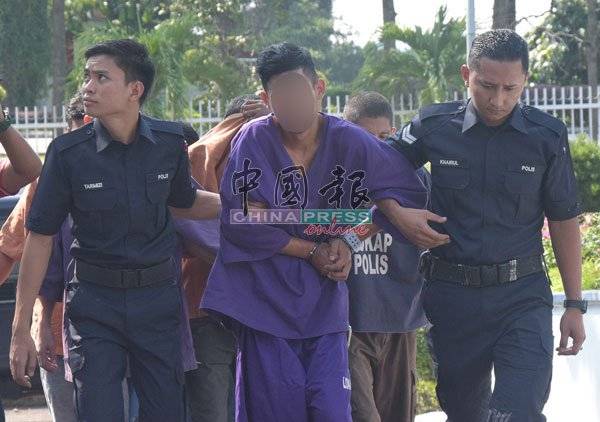 【新国新婚夫刹妻子】嫌犯赤脚 “慢动作”上庭 延扣7天查办