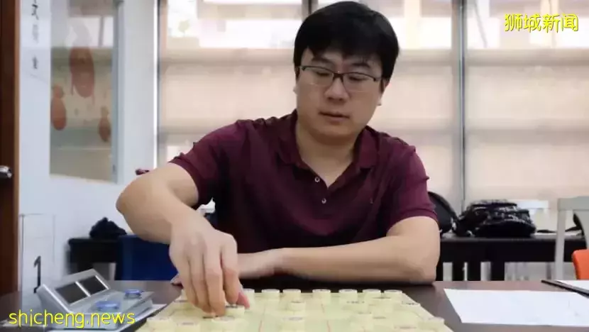 从小和邻里大叔们切磋 本地象棋冠军出征东运胸有成竹