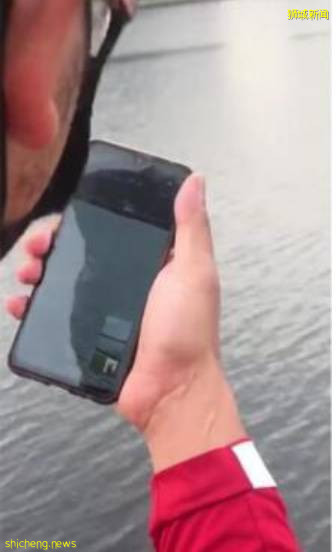 新加坡走紅的“揮手哥”再上熱搜，網友：賣漢堡的也開始玩情懷了