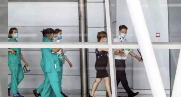 因嫌新加坡疫情严重,她死活要带孩子离开!法官这样判