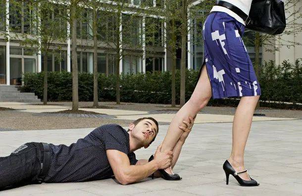 因爲這件小事,新加坡男子暴打老婆、威脅跳樓、搶警察手槍