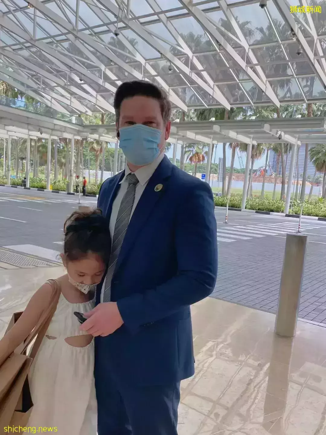 真的只有中国人“谈新冠色变”吗?看看新加坡跨国家庭怎么应对宝宝确诊