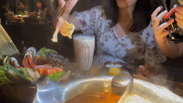 排队5小时!网红凑凑火锅来新加坡了!锅底无限续、奶茶免费喝!菜品大曝光