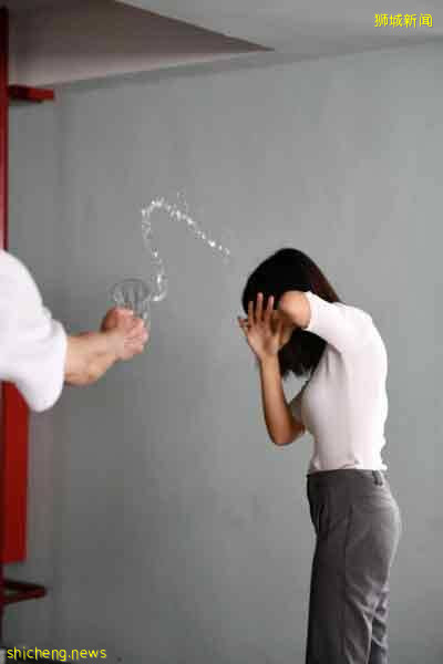 已婚阿叔带中国妇开房  气氛不对 热水泼脸 