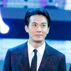 意外成为演员，成为新加坡获奖无数的影帝，却甘愿回中国跑龙套