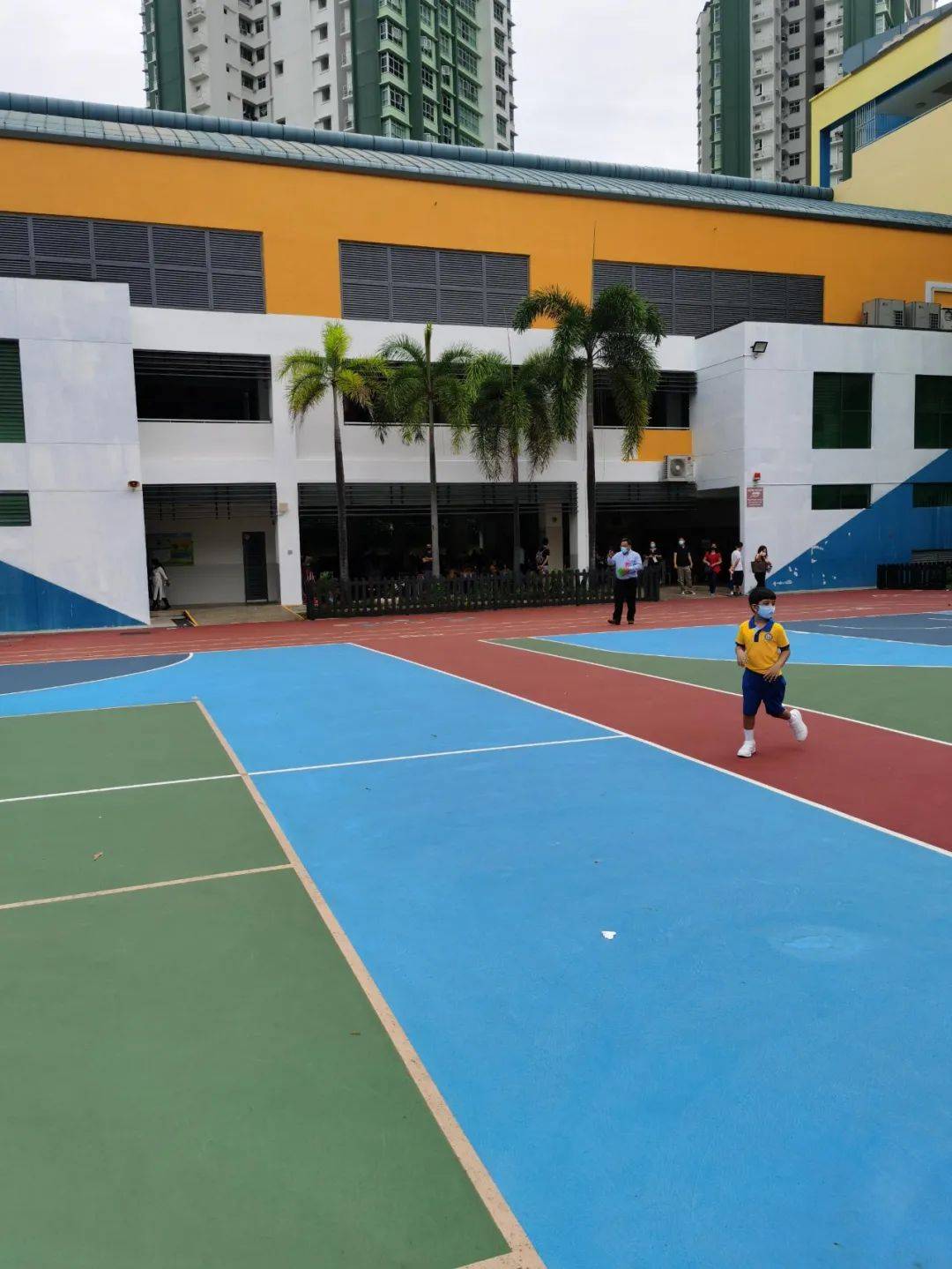 实拍!新加坡小学开学首日,疫情之下家长紧张疯了