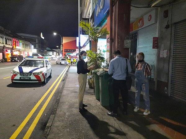 火锅店起冲突 前老板被食客打趴