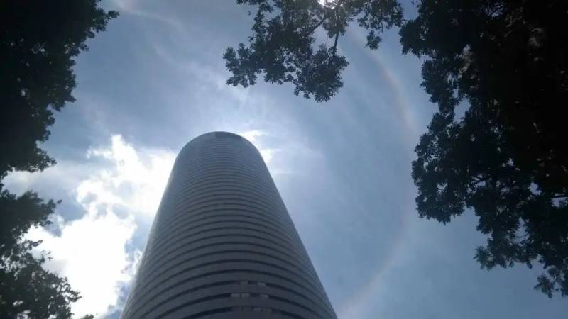 新加坡驚現絕美日暈彩虹光環，李顯龍總理、王瑞傑副總理也轉發了