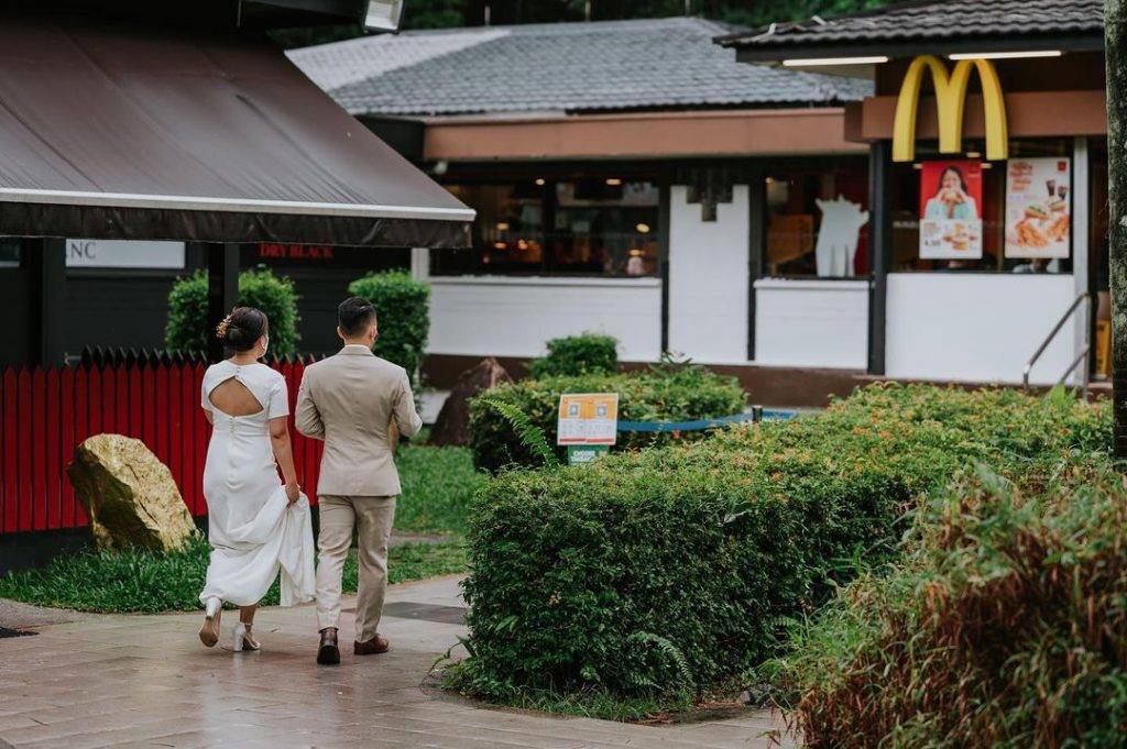 本地最美麥當勞“Queensway”打卡📷繁盛樹叢+綠蔭植物+靜谧池塘、靓"綠"風景線🌳