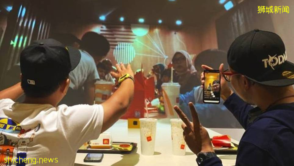 新加坡走紅的“揮手哥”再上熱搜，網友：賣漢堡的也開始玩情懷了