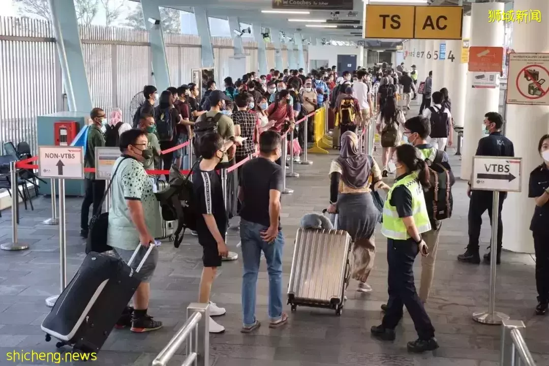 “他跪在新柔长堤上哭了”,新加坡和新山油价暴涨,只能骑车回家