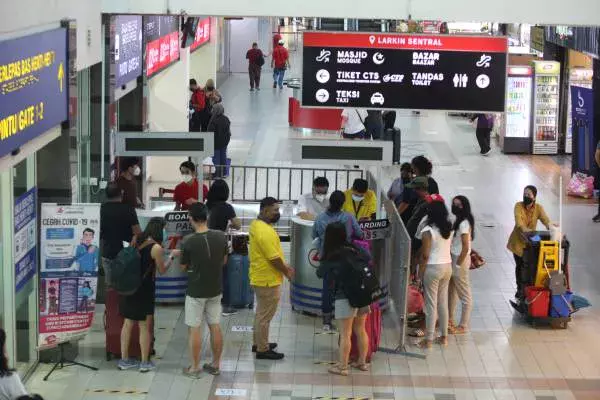 陸路VTL回馬 3歲女見父母獻大擁抱