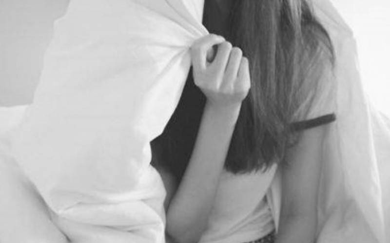 新加坡老師和15歲女學生搞師生戀～警方突擊娛樂場所30名違法女子