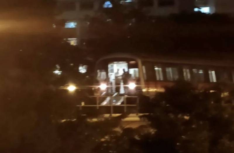 實拍!新加坡地鐵線大崩潰!人擠人,黑暗中被鎖車廂三小時