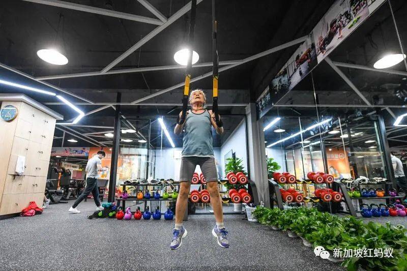 中国有68岁“撸铁奶奶” 新加坡也有一群七旬“撸铁爷爷”