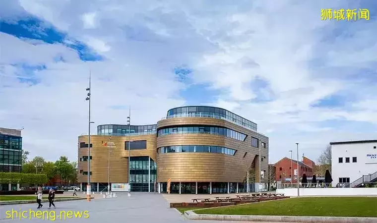 初中生,在新加坡就讀5年,可拿英國名校榮譽學士學位